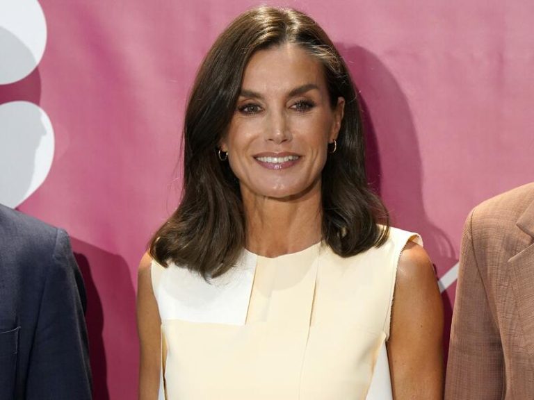La reina Letizia rescata de su armario su blusa más original