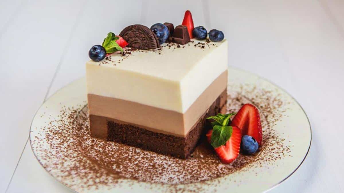 Tarta a los tres chocolates: una delicia sin horno y con cuajada