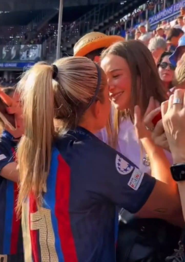 Alexia Putellas y Olga Ríos, la pareja de moda que revoluciona al fútbol femenino con sus besos