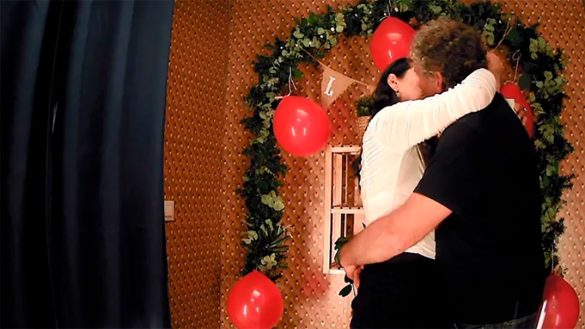 Belén cae rendida en First Dates a la “mirada de pillo” de Ricard