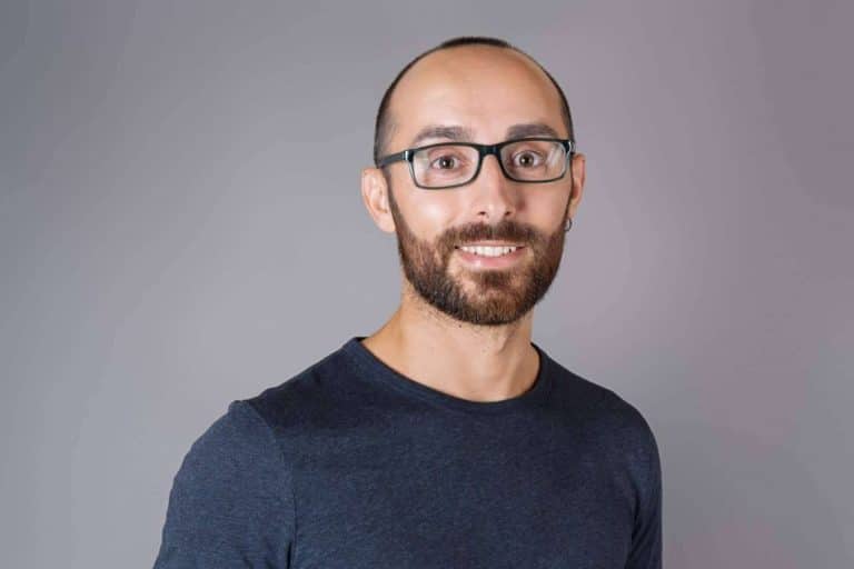 Javier Romero ofrece una mentoría para ayudar en la creación de un negocio rentable de maquillaje