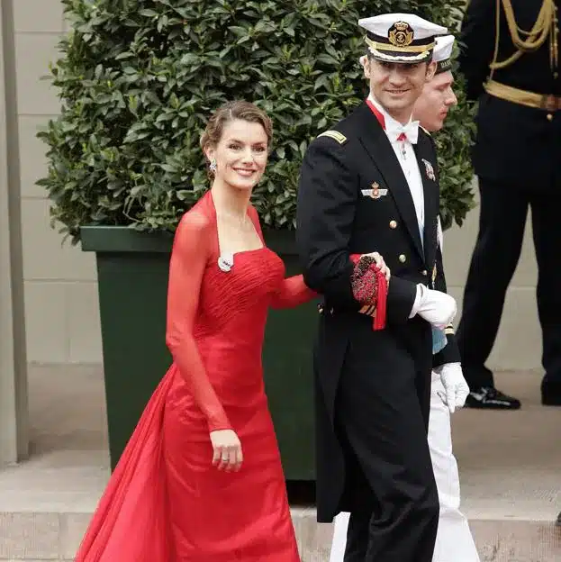20 años desde que Letizia conquistó a la realeza de Europa con su vestido rojo