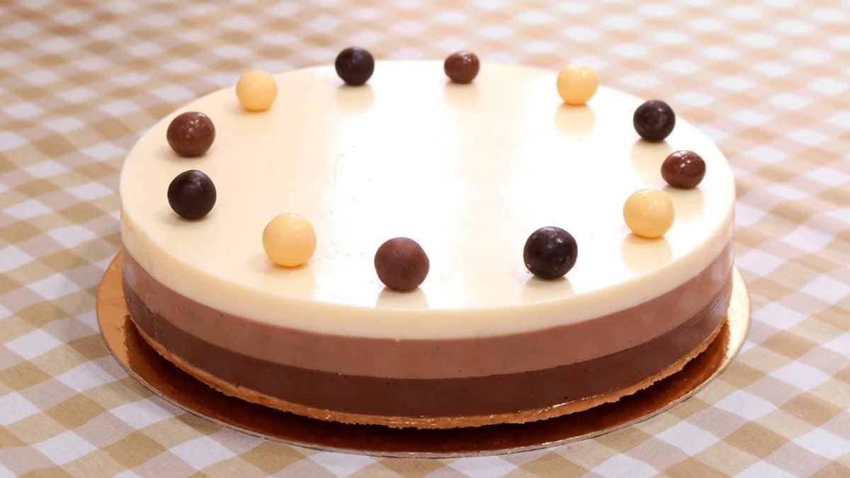 Tarta a los tres chocolates: una delicia sin horno y con cuajada