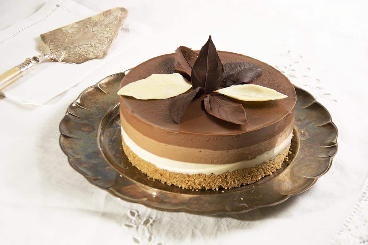 Tarta a los tres chocolates: una delicia sin horno y con cuajada
