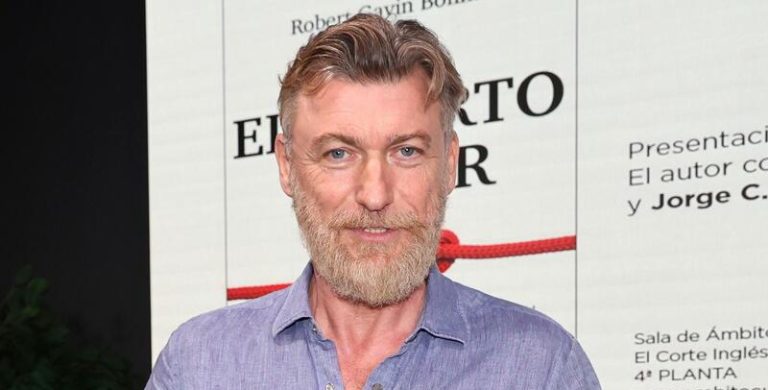 Robert Gavin, pareja de Telma Ortiz, presenta su novela cargada de simbolismo