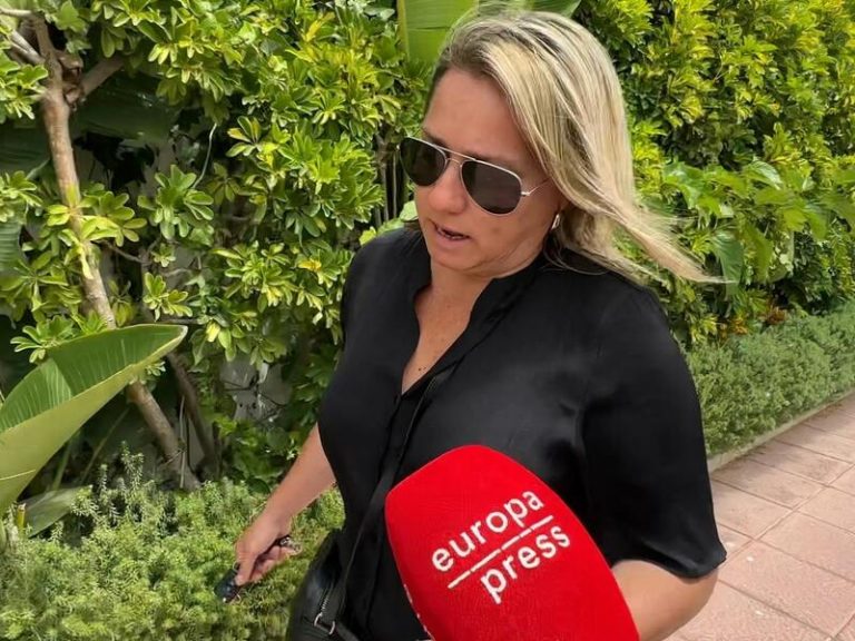 Eloísa, hija de Julián Muñoz, no se separa del lado de su padre tras su ingreso hospitalario