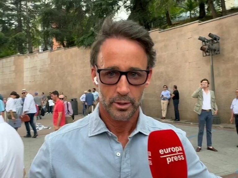 Álvaro Muñoz Escassi desmiente su separación de María José Suárez: «No hay ruptura»