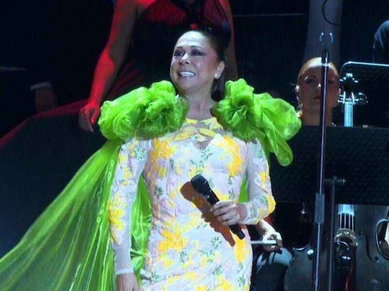 Isabel Pantoja celebra su legado musical con un espectáculo inolvidable en Almería