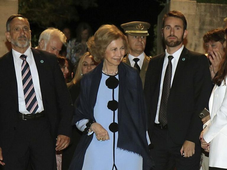 La Reina Sofía roba el protagonismo en la Gala de Ballet por su un vestido túnica en color azul celeste