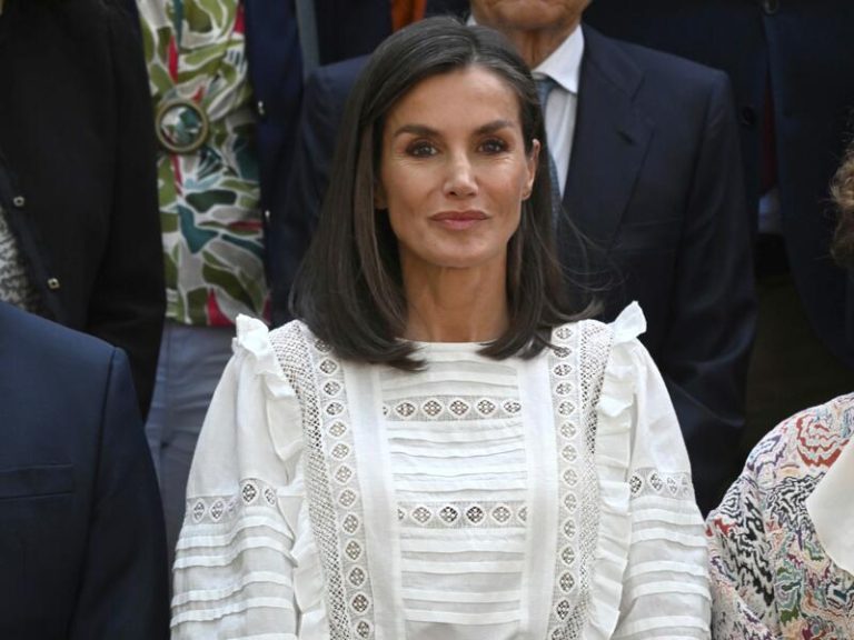 La Reina Letizia reaparece radiante con su preciosa blusa bohemia que le encanta