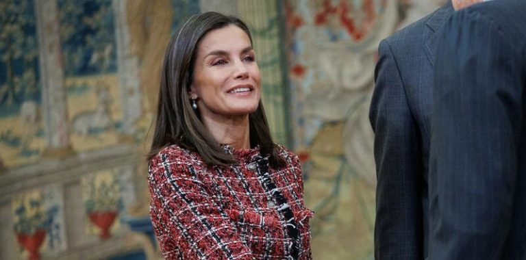 Letizia recupera el estilo invernal en junio en un acto oficial tras el comunicado de Casa Real