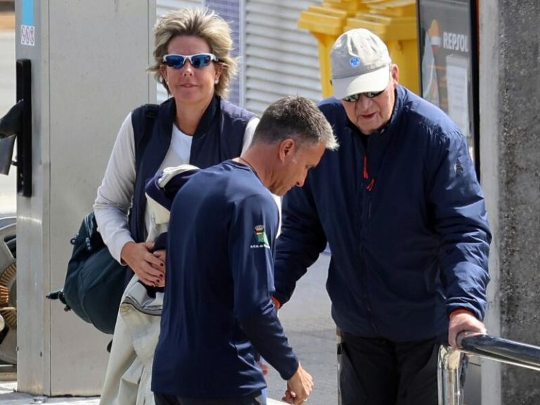Simoneta Gómez-Acebo acompaña al Rey Juan Carlos I en las regatas de Sanxenxo