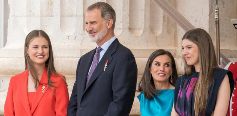 La Princesa Leonor le roba el protagonismo en el décimo a Felipe VI en el décimo aniversario de su coronación con un traje rojo