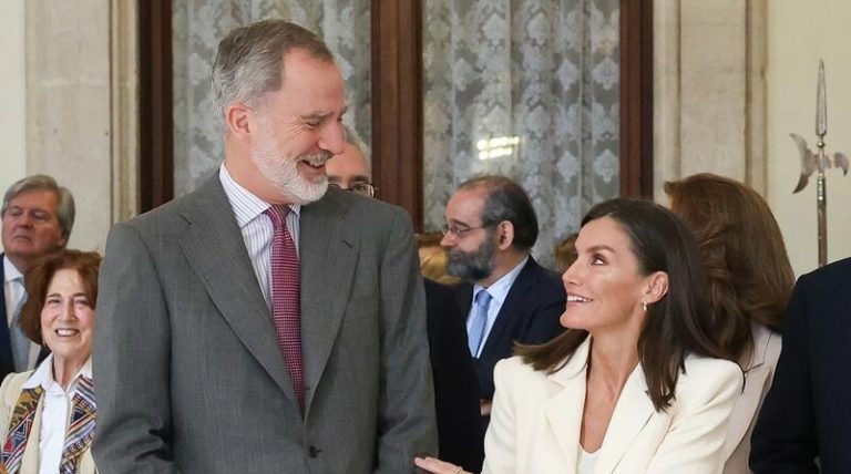 Los Reyes, muy cómplices, visitan la exposición sobre el Reinado de Felipe VI en el Palacio Real