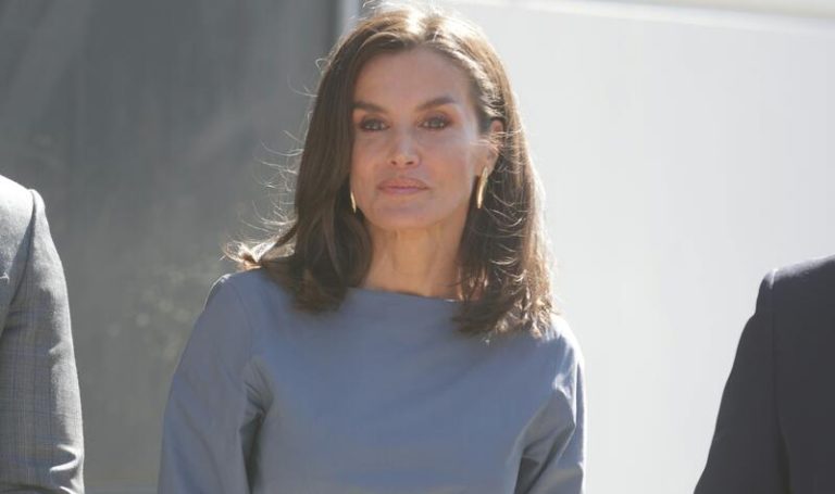La Reina Letizia estrena un vestido ‘nido de abeja’ efecto tipazo y sandalias joya, durante su vista en Netflix