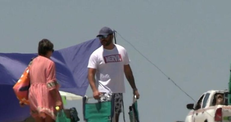 Antonio Tejado disfruta de un viaje de relax con su familia en la playa, pero sin Samara