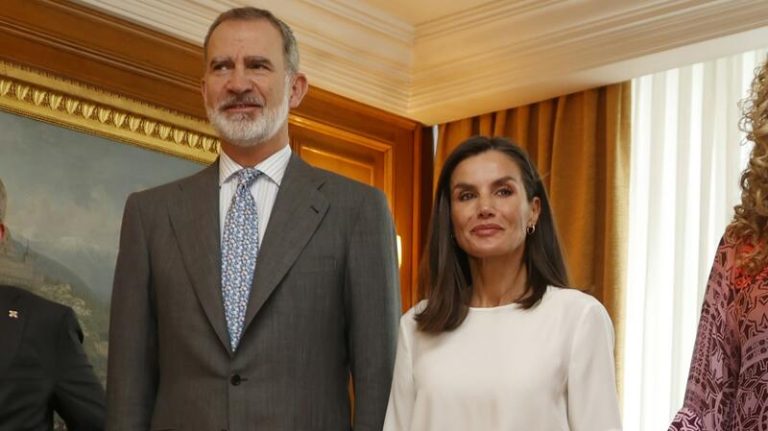 La Reina Letizia sorprende al lucir una falda con un estampado tie dye original y juvenil.