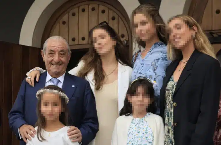 La comunión de la nieta de Pepe Hidalgo al grito de «Viva España» y con churros de San Ginés