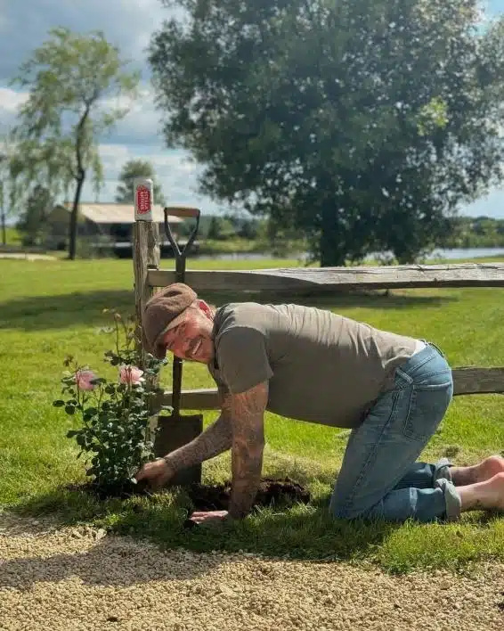 Beckham y su casa de campo de 12 millones de euros donde se dedica a la jardinería