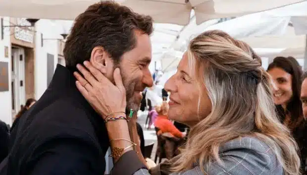 La mujer de Borja Sémper para los pies a Yolanda Díaz tras el polémico beso a su marido