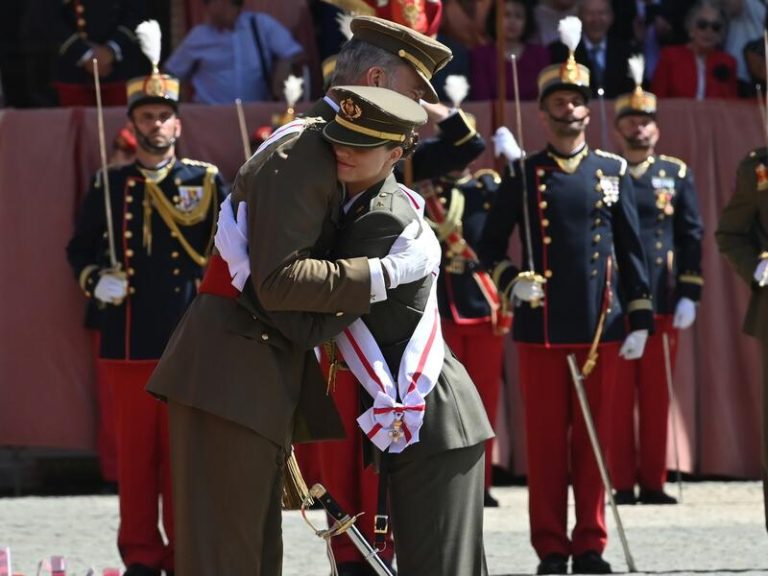 La Princesa Leonor se despide emocionada de la Academia de Zaragoza, con el apoyo de sus padres y su hermana Sofía
