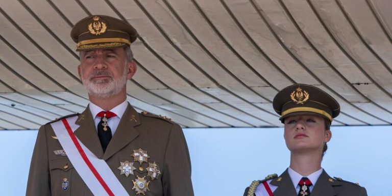 La Princesa Leonor se estrena en su primer acto militar y demuestra la gran complicidad con Felipe VI