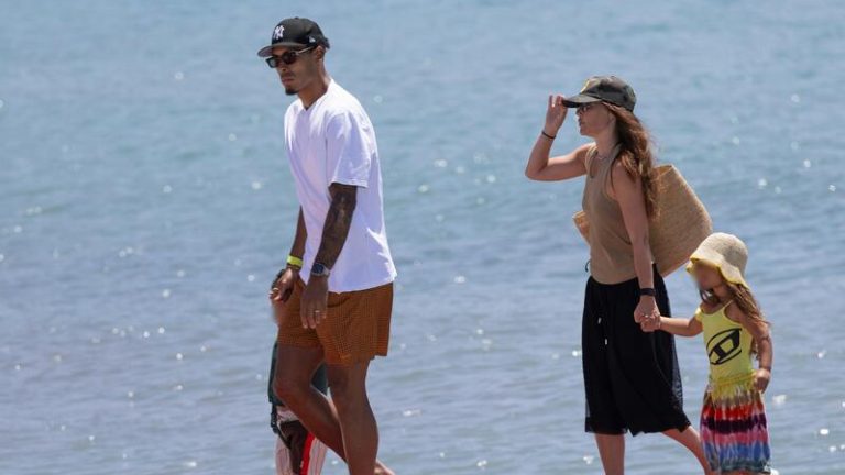 Virgil van Dijk disfruta de unas vacaciones de lujo en Ibiza con su familia