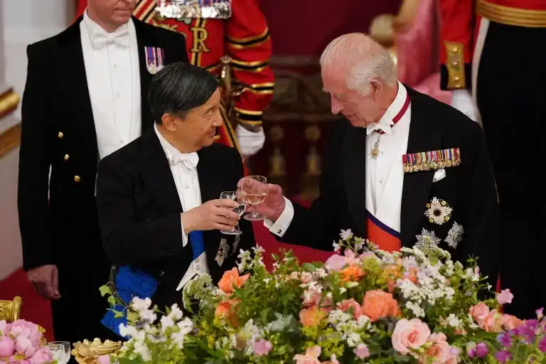 Carlos III fulmina de Buckingham el alimento que más le gustaba a Isabel II