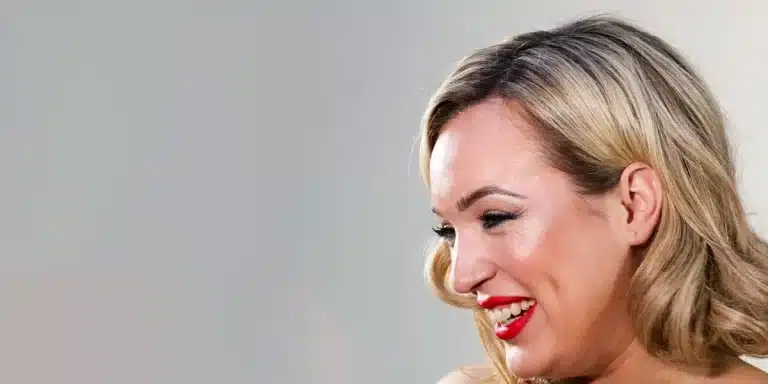 Marta Riesco frenada en seco por la Policía al saltarse el protocolo en la celebración de España