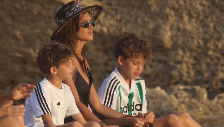Sara Carbonero pone fin a sus vacaciones con sus hijos Martín y Lucas
