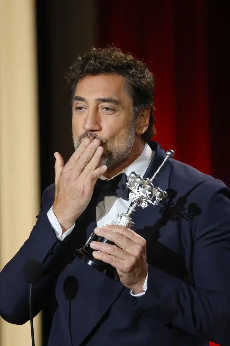 Bardem dedica el Premio Donostia a su madre y a Penélope Cruz y avisa sobre la actualidad: «Es más fácil odiar»