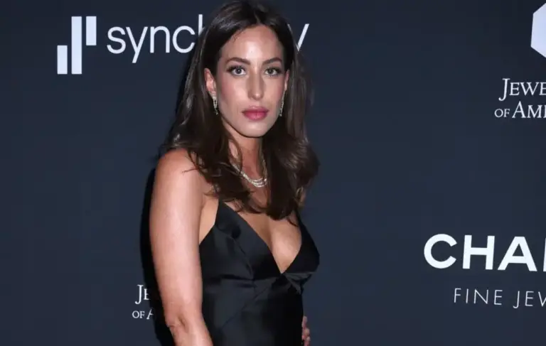 Inés de Ramón deslumbra junto a Brad Pitt: el vestido rojo drapeado del ‘quiet luxury’ que marca su reaparición