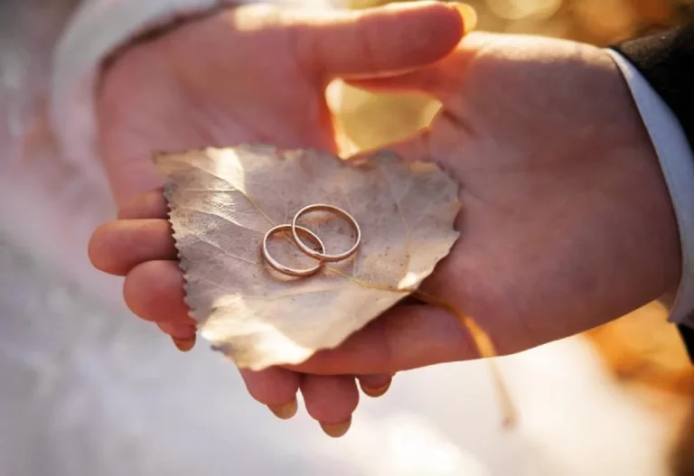 Inspiración y tendencias de alianzas de boda
