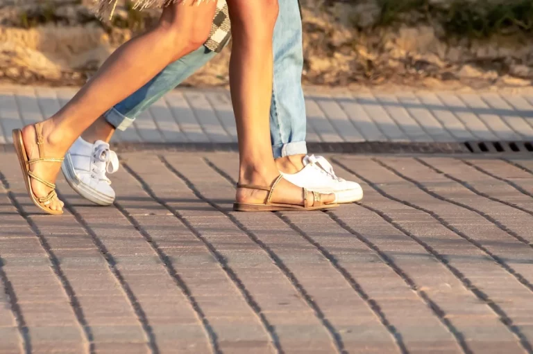 Mantén los pies en el suelo y pisa fuerte este verano con las sandalias que te traemos aquí