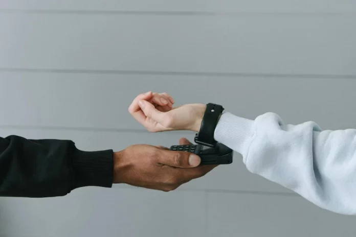 pagar con el reloj