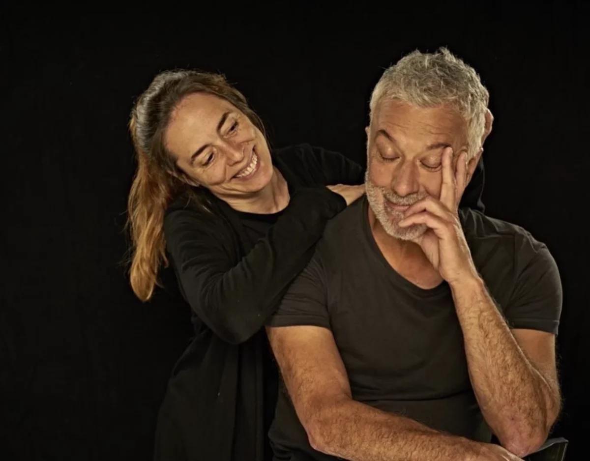 Muere a los 67 años Adolfo Fernández, actor de series míticas españolas como 'Águila Roja' o 'Machos Alfa' Adolfo Fernández junto a su mujer Cristina Elso