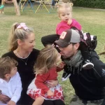 La pareja posando felices junto a sus hijos | @annakournikova