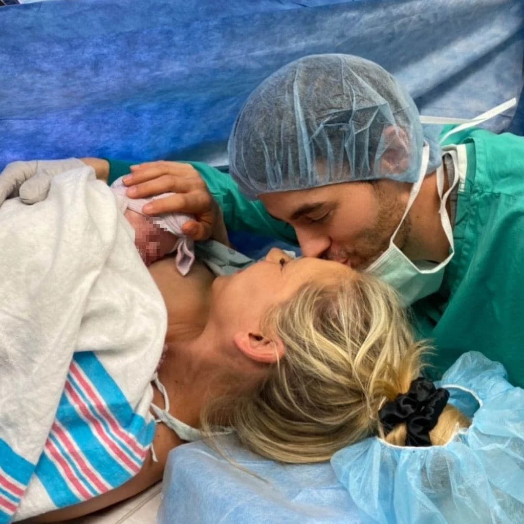 Anna Kournikova y Enrique Iglesias presentan su cuarto retoño al mundo Enrique Iglesias junto a su mujer en el hospital | Fuente: @annakourlikova