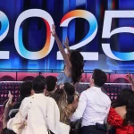 Cristina Lora celebrando su triunfo con los compañeros después de ganar Operación Triunfo 2025