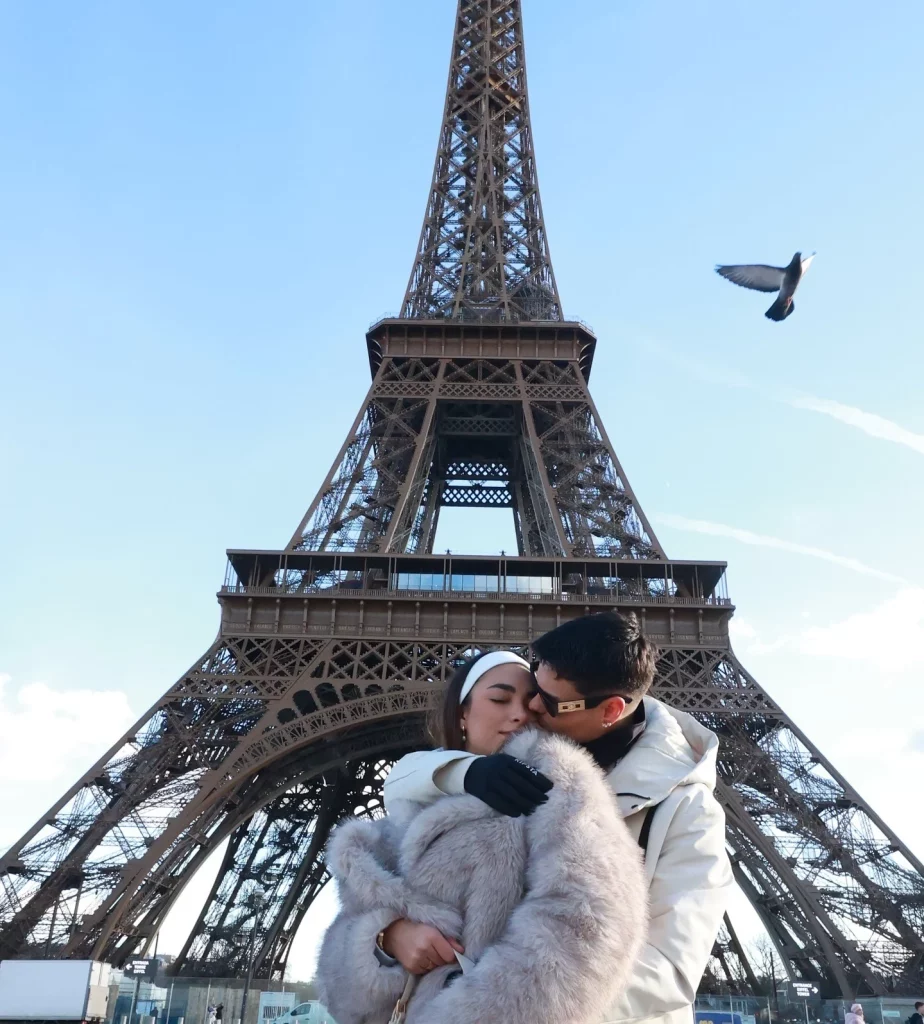 Abraham Mateo rompe inesperadamente con su novia Esty CG tras dos años de romance Abraham Mateo con su novia Esty CG en París | Fuente: @estycg