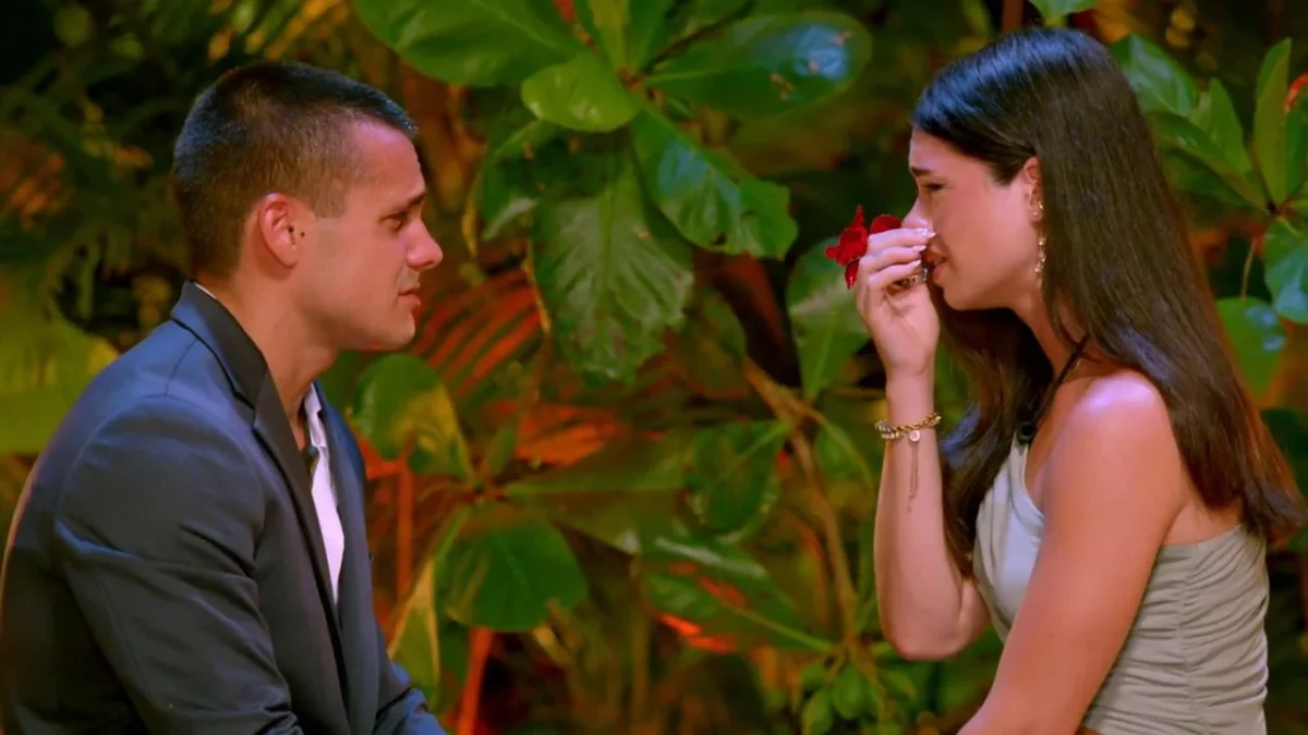 La inesperada decisión que Telecinco ha tomado sobre la emisión de 'La Isla de las Tentaciones' Uno de los momentos más emotivos de esta nueva temporada | Fuente: Telecinco