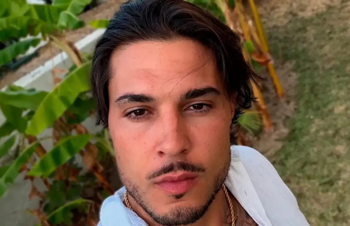 Carlo Costanzia con el rostro serio