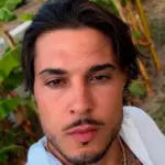 Carlo Costanzia con el rostro serio