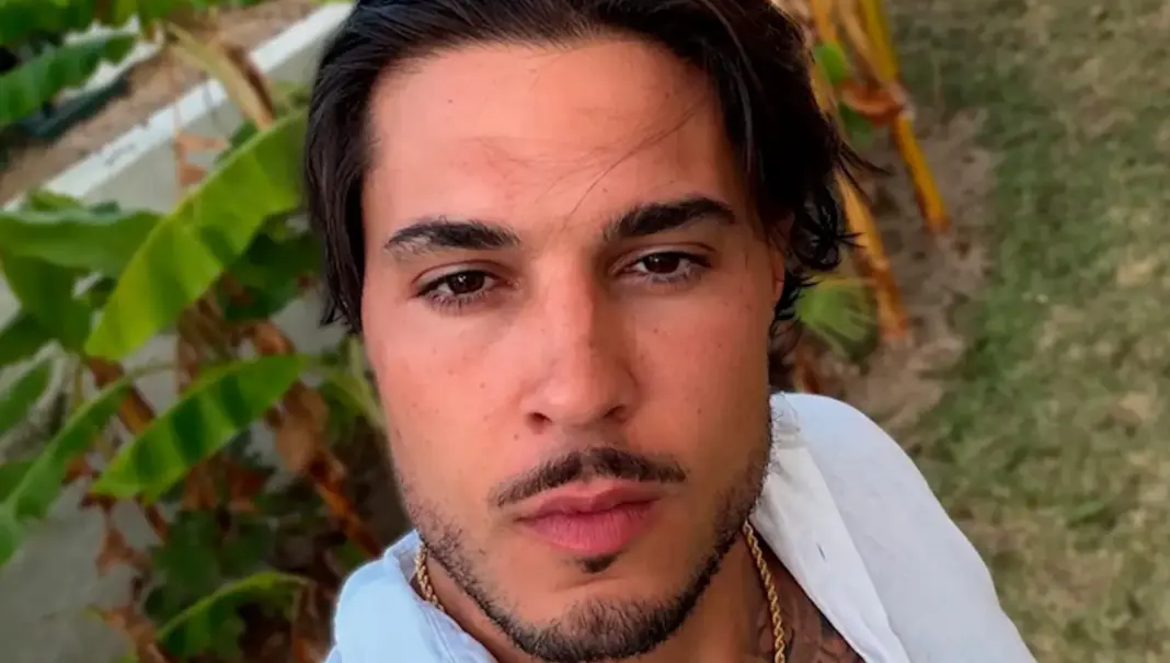 Carlo Costanzia con el rostro serio