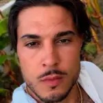 Carlo Costanzia con el rostro serio