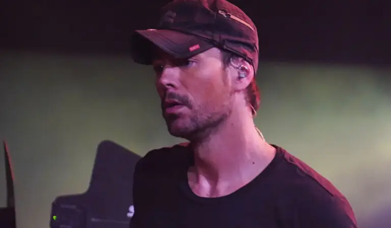 La decisión de Enrique Iglesias tras las duras acusaciones que ha recibido Julio Iglesias