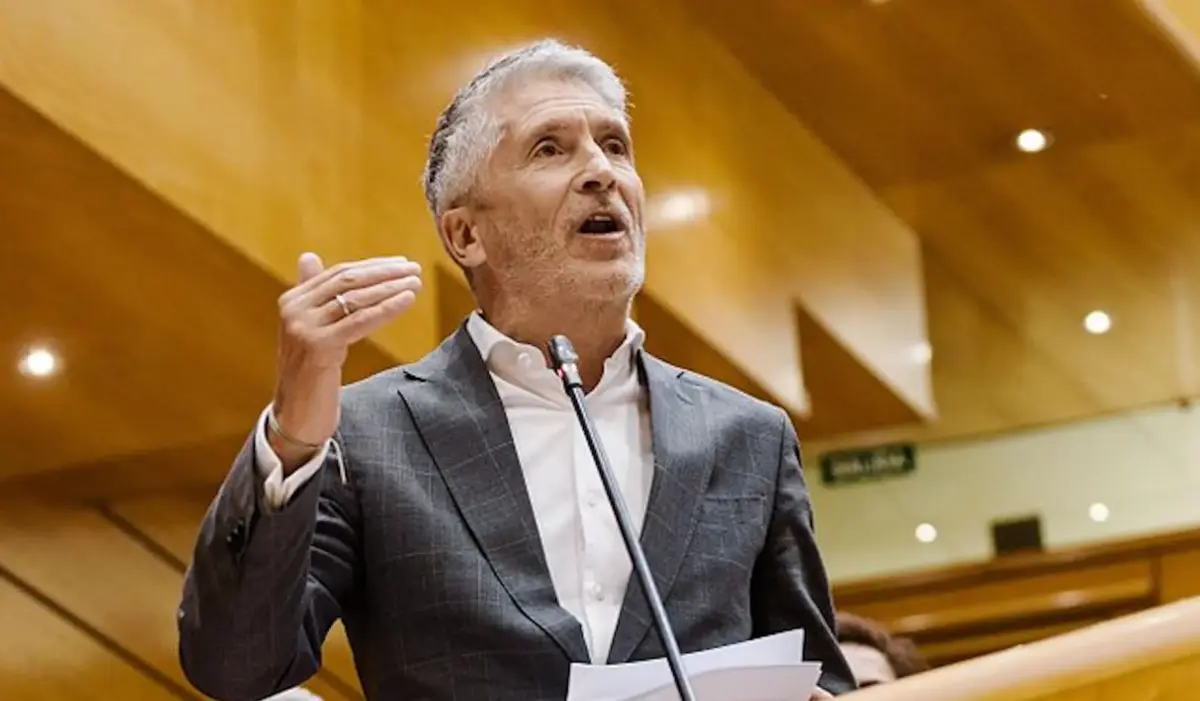 Marlaska toma una decisión con Sarah Santaolalla que generará mucha polémica Marlaska en un acto. (Foto: YouTube)