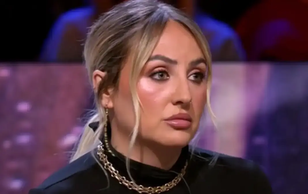 Rocío Flores con el rostro serio. (Foto: Telecinco)