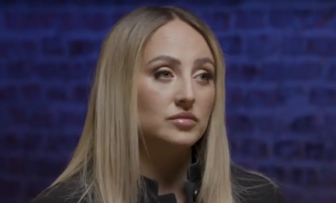 Rocío Flores en un programa. (Foto: YouTube)