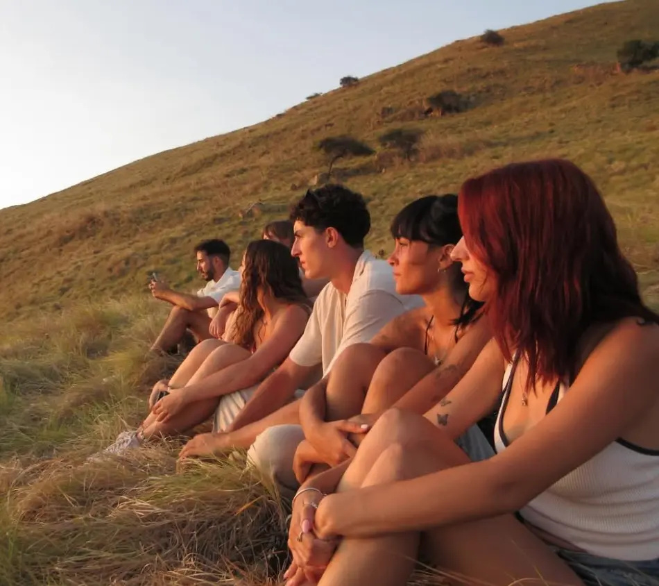 La noticia sobre Aitana y Plex que ha hecho saltar todas las alarmas Aitana y Plex en una imagen compartida con sus amigos | Fuente: @aitana